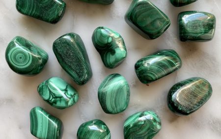 مالاکیت (Malachite) یا مرمر سبز چیست؟ معنی، خواص درمانی و کاربردها