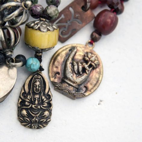 اهمیت معنوی: فواید پوشیدن جواهرات مذهبی